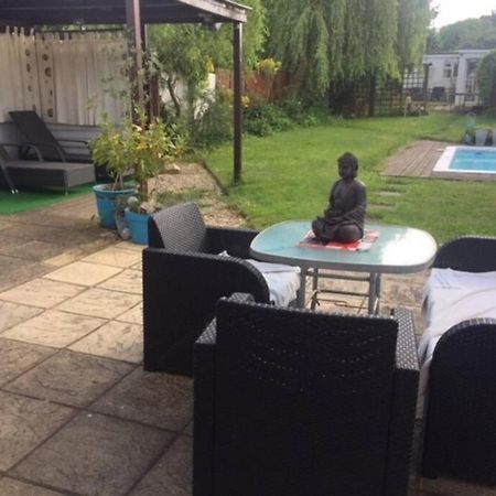 Modern Bungalow With Private Swimming Pool เมเดนเฮด ภายนอก รูปภาพ