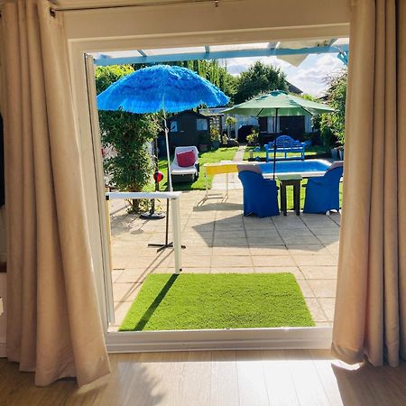 Modern Bungalow With Private Swimming Pool เมเดนเฮด ภายนอก รูปภาพ